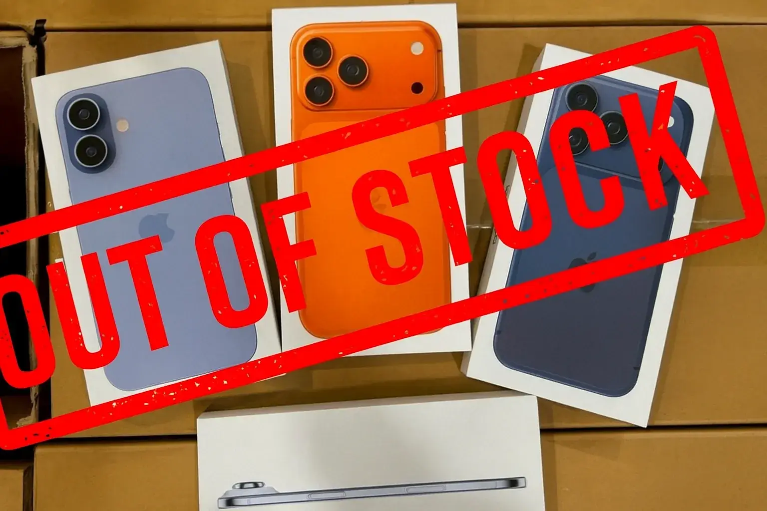 [صورة لهاتف ايفون 17 الجديد بتصميمه الأنيق معروض بشكل جذاب]